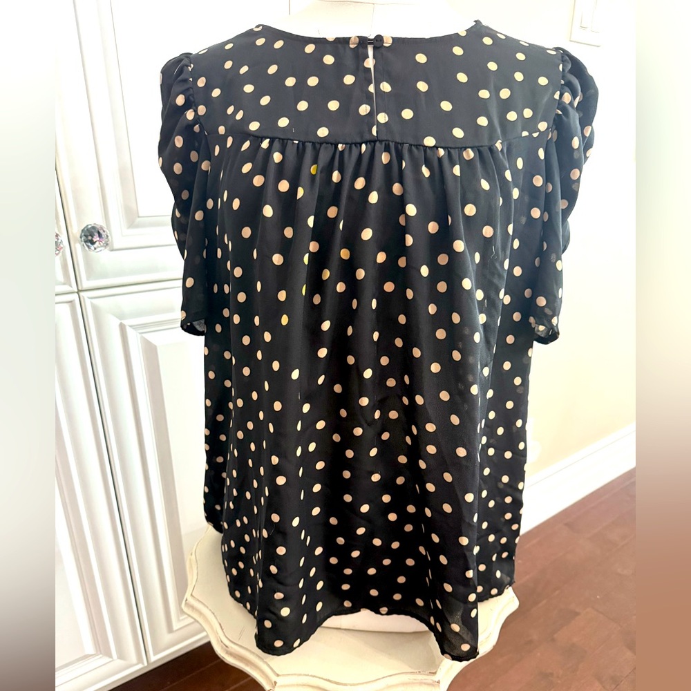 Blousology Women’s Size 2X Black w/Tan Polka Dot Ruched Short Sleeve Blouse